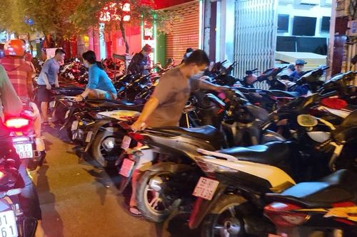Thi nhau đón lễ Trăng rằm tại phố lồng đèn, người dân bị 'chặt chém' giá giữ xe