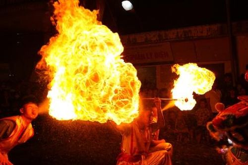Trai làng múa lửa, rước cỗ vui Tết Trung thu