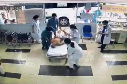 Ông lão ở TPHCM nguy kịch vì mắc nghẹn khi ăn bánh trung thu