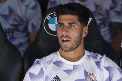 Asensio ném áo xuống đất vì không được ra sân