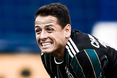 Chicharito đá hỏng 2 quả phạt đền liên tiếp