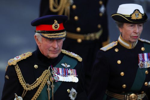 Vua Charles III dẫn đầu đoàn rước phía sau linh cữu nữ hoàng