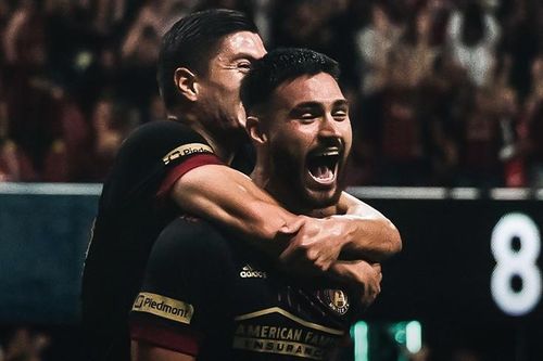 Hậu vệ đi vào lịch sử MLS với hat-trick đánh đầu