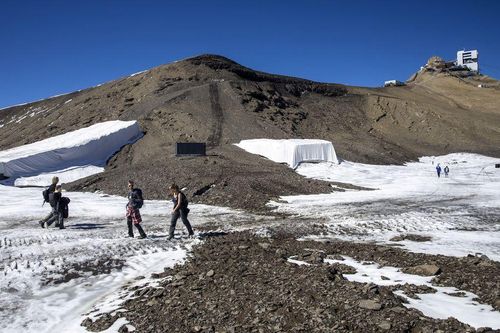 Sông băng trên dãy Alps ở Thụy Sĩ tan chảy để lộ con đường đầy đá