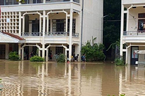 Hàng trăm học sinh ở Sơn La nghỉ học do mưa lớn gây ngập trường học