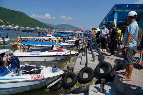 Bến tàu du lịch Nha Trang 'sống chung' với ùn ứ, kẹt xe