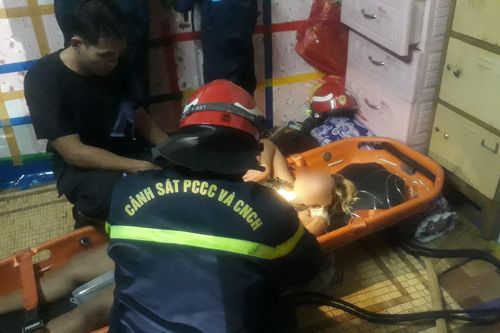 Phá cửa giải cứu người phụ nữ ngất xỉu mắc kẹt trong căn gác nhỏ hẹp