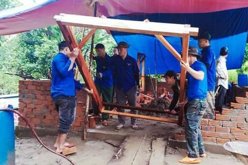 Băng rừng, lội suối dựng nhà giúp người dân