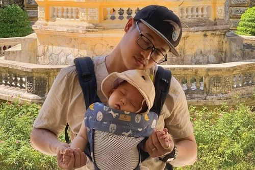 Bé 4 tháng theo bố mẹ vi vu 14 ngày, bộ ảnh 'vừa đi vừa ngủ' nhận bão like