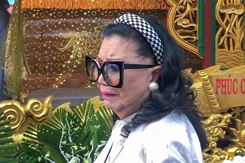 NSND Kim Cương bật khóc bên xe tang tiễn đưa Thẩm Thúy Hằng