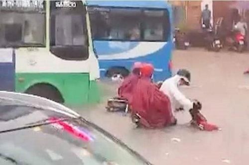 Clip: Mưa lớn, nước chảy xiết cuốn nhiều xe máy ở Đồng Nai