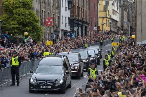 Video cảnh hàng dài người đưa tiễn linh cữu Nữ hoàng Anh Elizabeth II