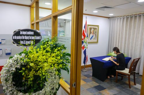 Người dân viết sổ tang viếng Nữ hoàng Elizabeth II tại Hà Nội