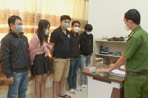 Truy tố nhóm đối tượng dàn cảnh để cướp gần 1 tỷ đồng trước ngân hàng