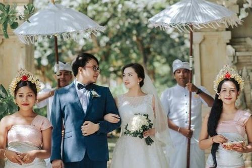 Đám cưới trên bãi biển không có khách mời