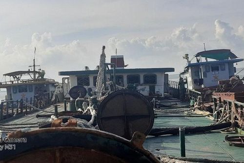 Thái Bình: Trục vớt thành công tàu chở hơn 1.000 lít dầu bị chìm