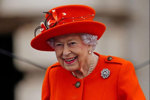 Giải mã những bộ đồ đầy sắc màu của Nữ hoàng Elizabeth II