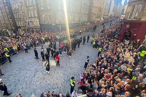 Khoảnh khắc vệt nắng lạ thường trong lễ rước linh cữu nữ hoàng Anh