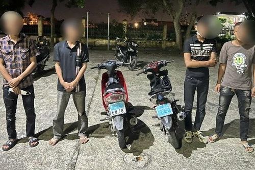 Nhóm thanh, thiếu niên mang theo phóng lợn dạo phố