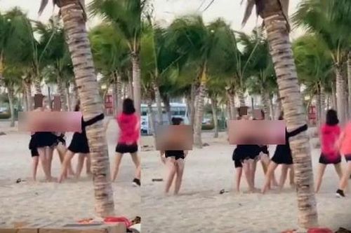 Xác minh vụ việc nhóm nữ du khách cởi áo chơi team building ở Bãi Cháy