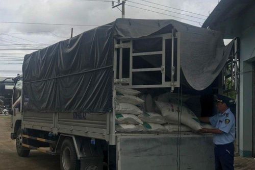 Long An: Ngăn chặn kịp thời 5,5 tấn đường cát nhập lậu