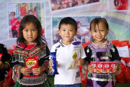 Hành trình của chuyến xe yêu thương chở niềm vui lên Xà Hồ