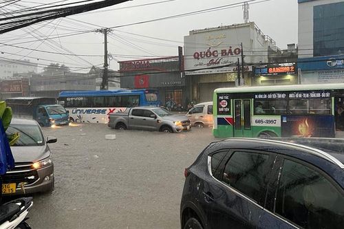 Nhiều phương tiện trôi theo dòng nước siết sau cơn mưa lớn ở Đồng Nai