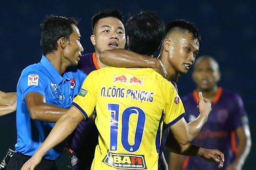 Công Phượng nổi giận khi bị chơi xấu