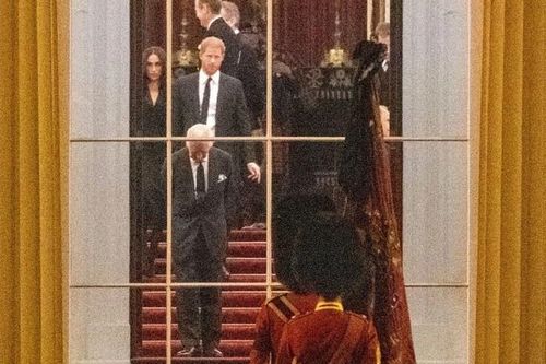 Hoàng gia Anh đón linh cữu nữ hoàng vào Điện Buckingham
