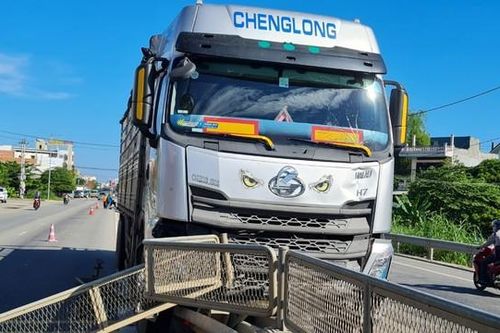 Hiện trường vụ xe tải tông bay 50m dải phân cách quốc lộ 1A