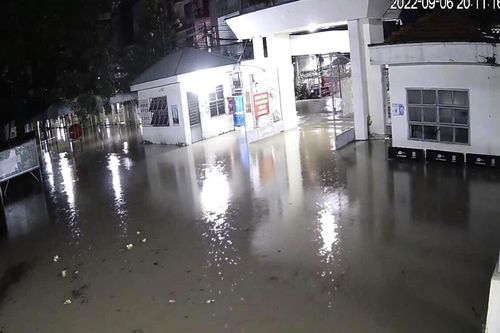 Ngôi trường ở Đồng Nai hễ mưa là bục giảng cũng 'đắm'