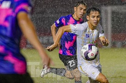 Tỏa sáng phút 90+5, Văn Quyết giúp CLB Hà Nội giành 1 điểm trước Sài Gòn FC trong trận thủy chiến