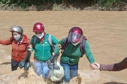 Rưng rưng hình ảnh giáo viên nắm chặt tay nhau vượt dòng lũ chảy xiết đến trường