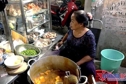 TikToker thổi giá tô bánh canh lên 700 ngàn, chủ quán bật khóc