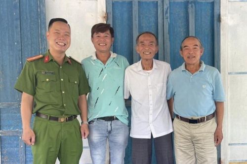 Công an xã giúp 2 cha con tìm lại nhau sau nửa thế kỷ xa cách