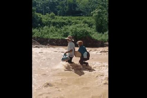 Giáo viên lội bùn, vượt lũ vào điểm trường đón học sinh