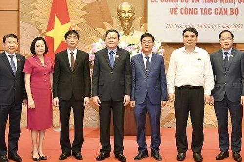 Phó Chủ tịch Thường trực Quốc hội Trần Thanh Mẫn chủ trì Lễ trao Nghị quyết của Ủy ban Thường vụ Quốc hội về công tác cán bộ