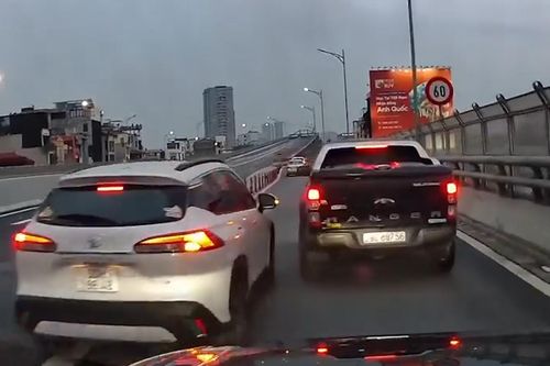 Hai ô tô chèn ép nhau, hàng loạt phương tiện ùn tắc ở Hà Nội