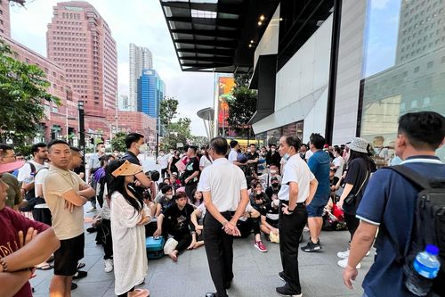 Apple Store ở Singapore không cho người xếp hàng mua iPhone 14