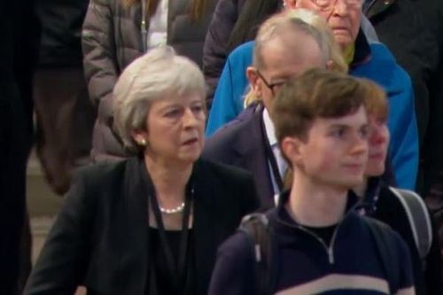 Bà Theresa May khuỵu gối viếng nữ hoàng