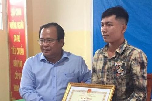 Tài xế taxi trả lại 4.000 USD cho nữ Việt kiều được tặng Bằng khen