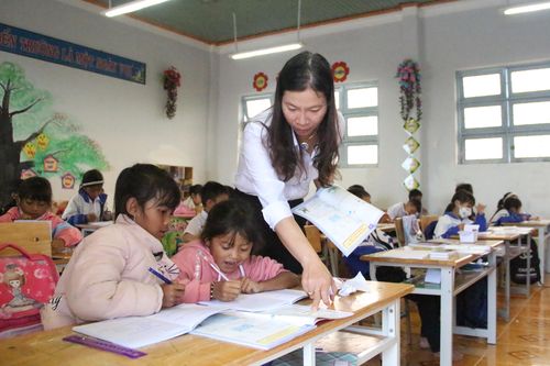 Ban giám hiệu thay phiên đứng lớp vì... thiếu giáo viên