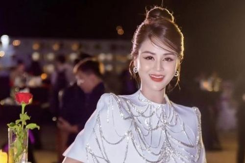 Sao Việt: Minh Hằng, Lương Thu Trang đồng loạt diện đầm gợi cảm