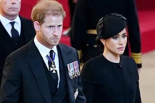 Chuyên gia ngôn ngữ cơ thể phân tích việc Meghan Markle và Harry nắm tay nhau ở lễ tang Nữ hoàng