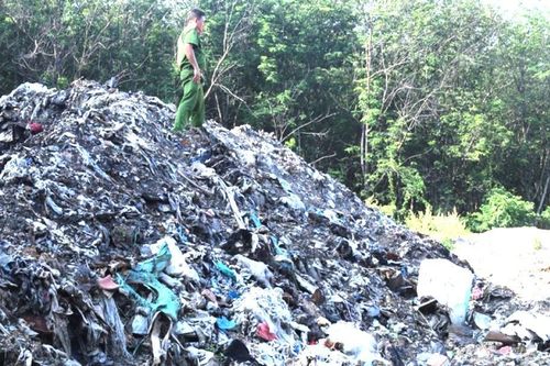 Vụ chôn hơn 2.000 tấn rác thải ở Bình Dương: Chủ cơ sở khai gì?