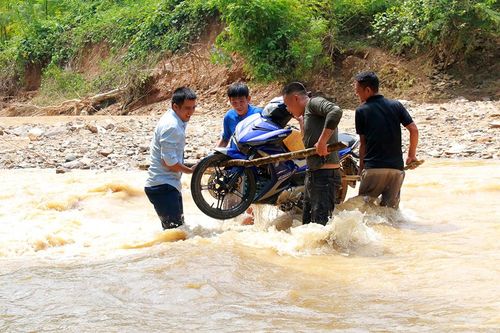 Nữ giáo viên kể chuyện nửa đêm trèo rào trường học chạy lũ