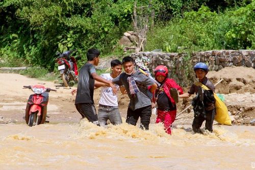 Nhiều tuyến đường Kỳ Sơn đang sạt lở, hàng trăm hộ dân vẫn bị cô lập