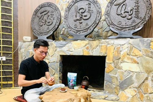 Lạ mắt với ngôi nhà làm từ 2 tấn chè Shan tuyết cổ thụ tại Hà Giang