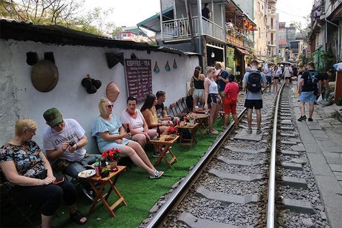 Hà Nội sẽ thu hồi giấy phép các hộ kinh doanh cafe đường tàu trước 17/9
