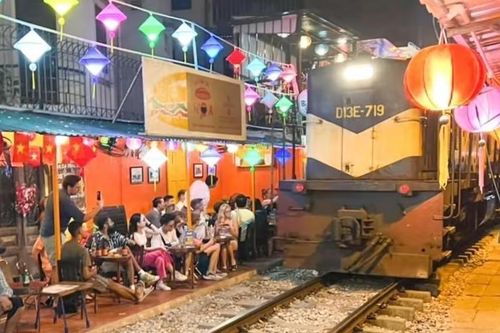 Phố cà phê đường tàu ở Hà Nội vừa mở cửa trở lại đã phải đóng vì những hệ lụy